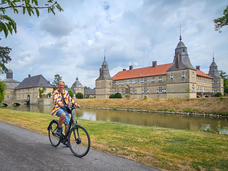 Patrick fietst op de 100 kastelenroute langs kasteel Westerwinkel