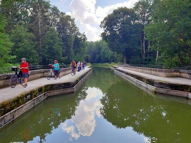 Fietsen langs de rivier in Beieren