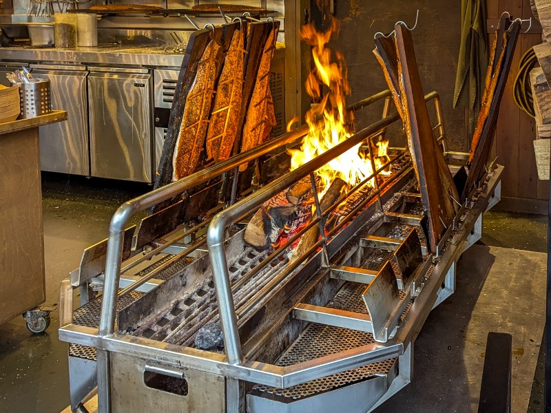 Flammlachs, geroosterde zalm op de kerstmarkt in Oldenburg