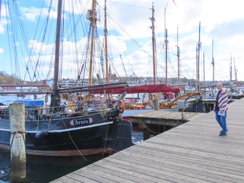 Patrick in de haven van Flensburg, de Noordelijkste stad in Sleeswijk Holstein
