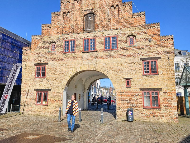Patrick bij de Nordertor in Flensburg
