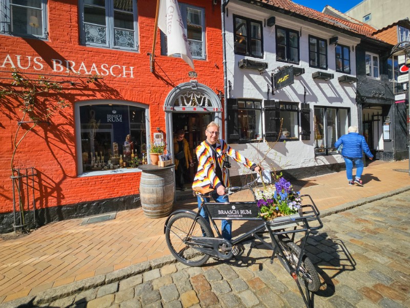 Patrick in een kleurrijk winkelstraatje in Flensburg