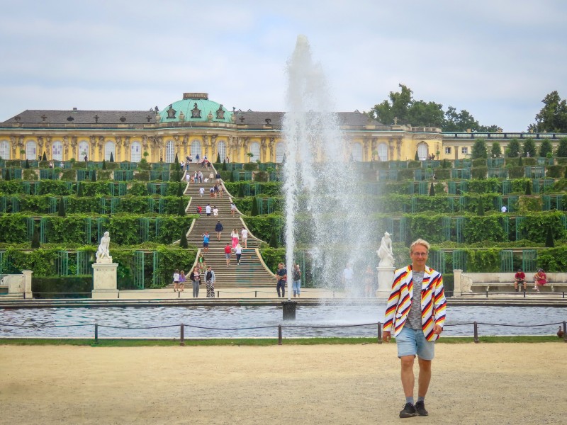 De Fontein voor de heuvel met wijnranken en Slot Sanssouci