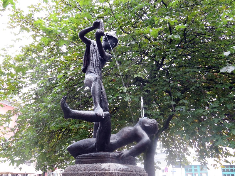 De leuke fontein op de Wenigemarkt midden in Erfurt