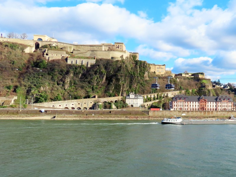 Het fort Ehrenbreistein, met daarvoor de gondels van de kabelbaan