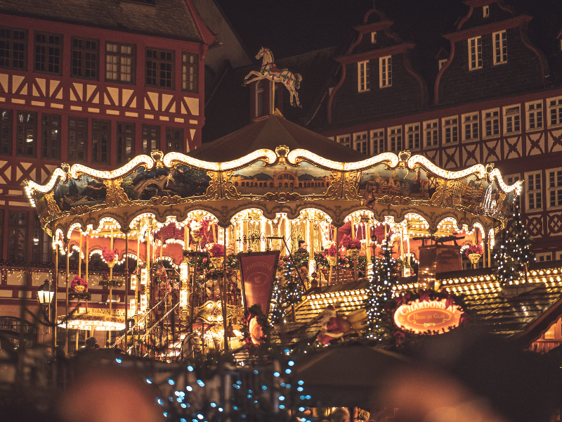 Een verlichte draaimolen tijdens een van de evenementen van Frankfurt in de winter