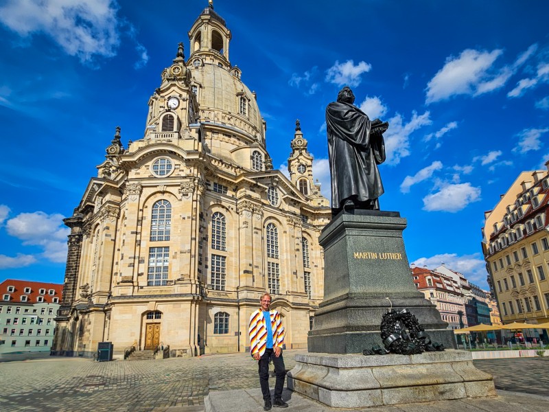 Patrick bij het standbeeld van Luther voor de Frauenkirche