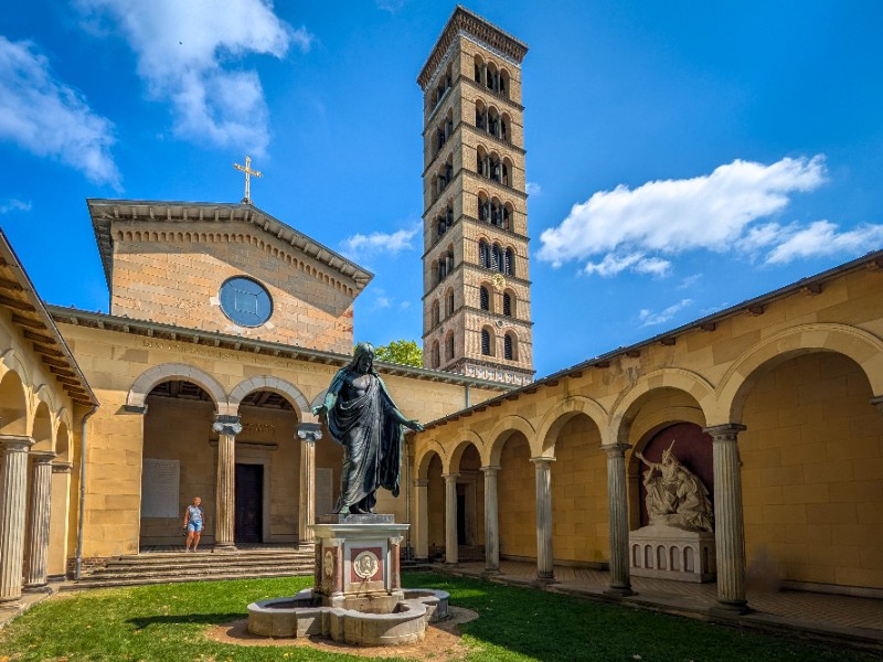 De binnenplaats van de Friedenskirche in Park Sanssouci