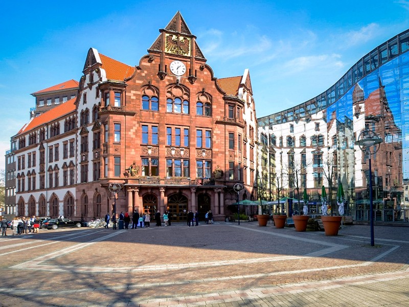 Het Altes Stadthaus op de Friedensplatz in Dortmund