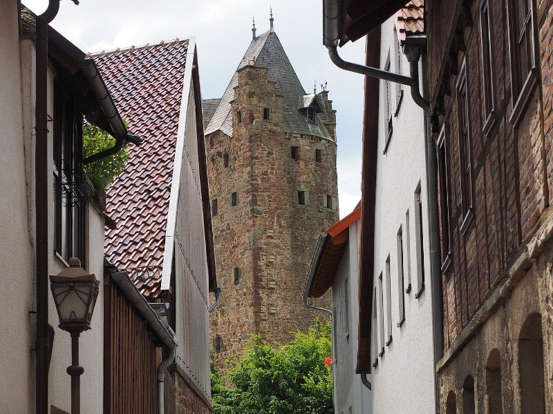 Doorkijkje in de straten van Fritzlar naar de Grauen Turm