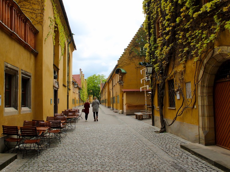 Wandelen door de Fuggerei in Augsburg