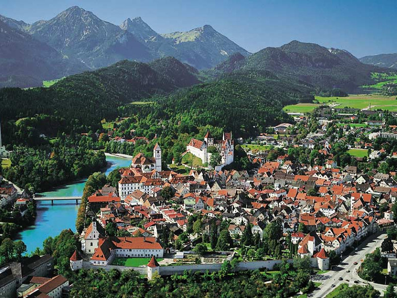 Het stadje Füssen aan de rand van de alpen