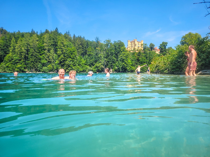 Zwemmen in de Alpsee met uitzicht op Schloss Hohenschwangau