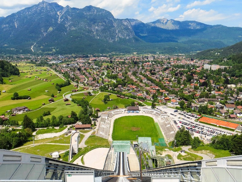 Garmisch-Partenkirchen gezien vanaf de beroemde skischans