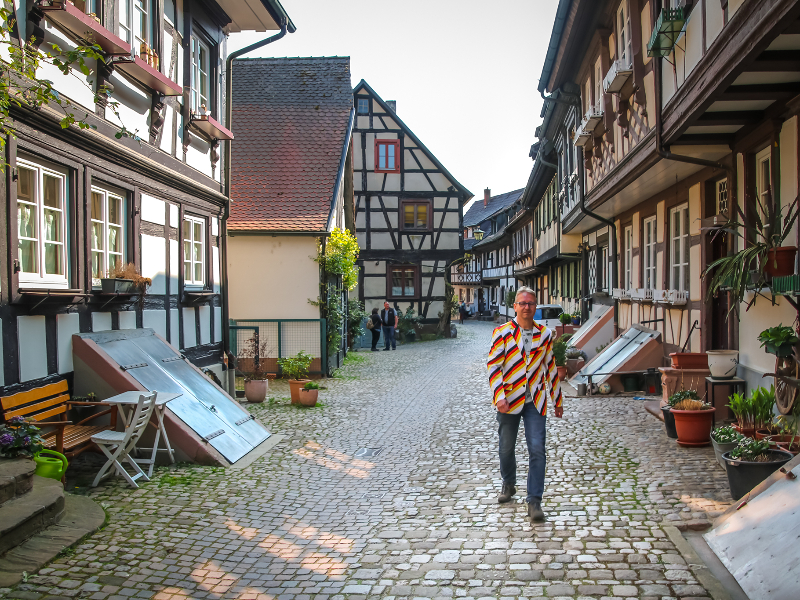 Patrick wandelt door de Engelgasse in Gengenbach, Zwarte Woud