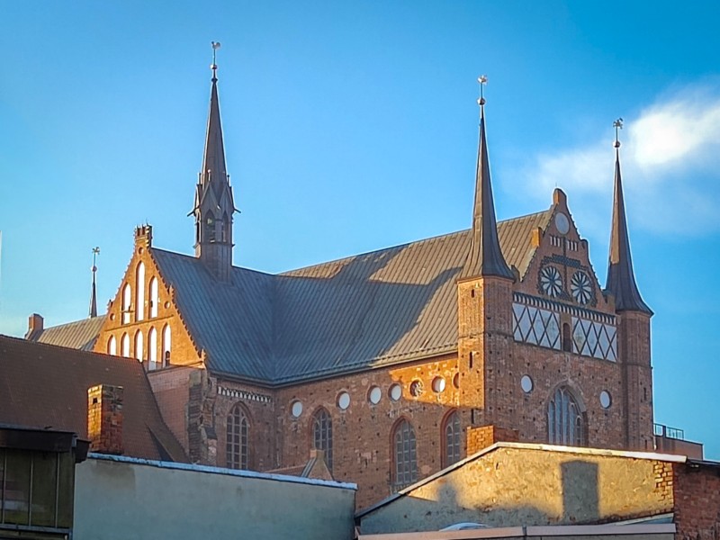 De Georgenkirche is door de bebouwing rondom lastig te fotograferen