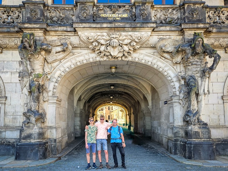 Patrick met onze zonen voor de Georgtor