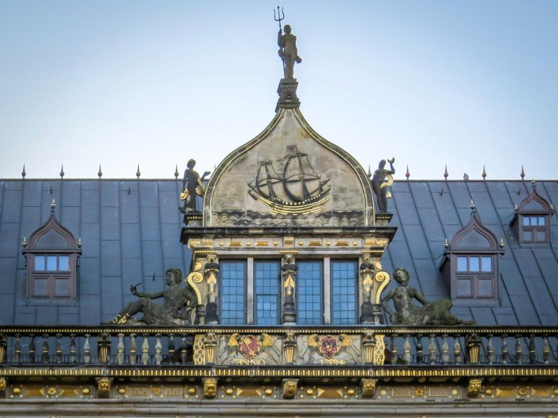 De gevel van de Handelskammer herinnert aan de Hanze