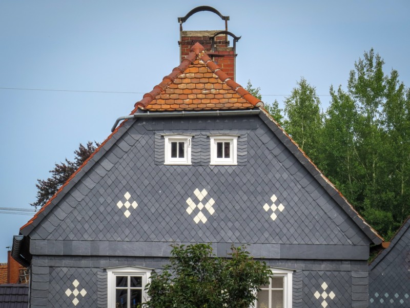 Gevel met mooie tegelpatronen