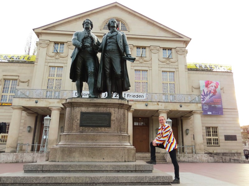 Patrick poseert bij het standbeeld van Goethe en Schiller in Weimar