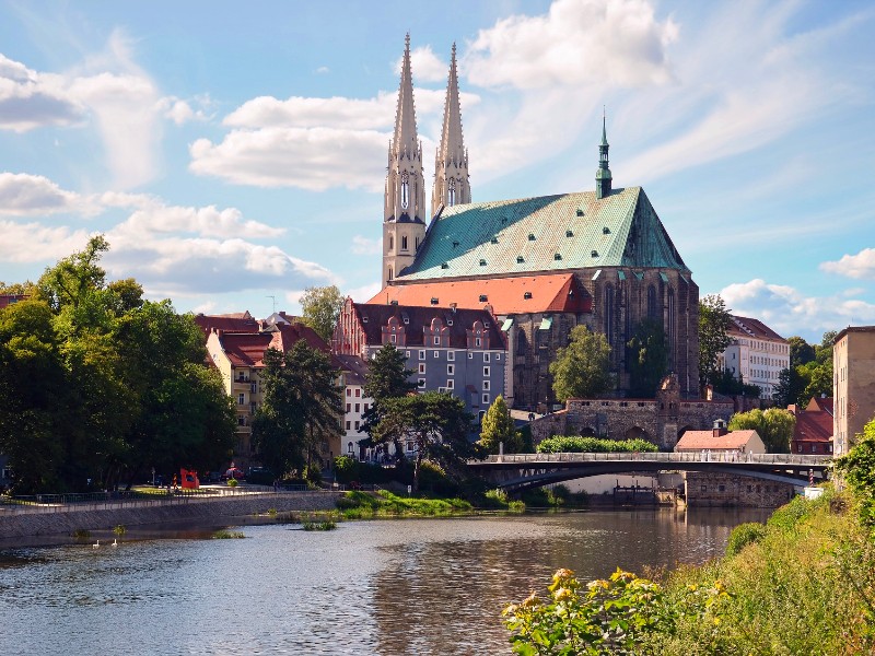 De Sint Petrus en Pauluskerk en de rivier de Neisse in Görlitz