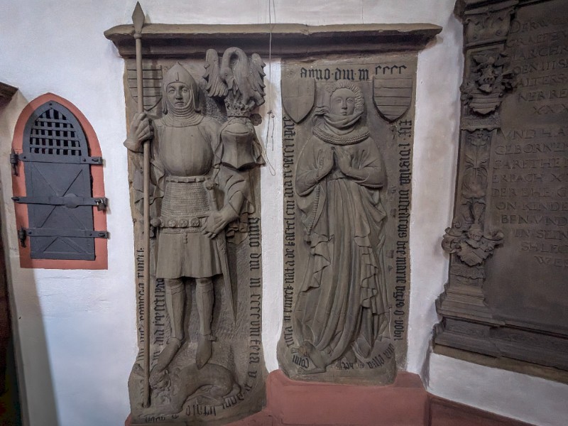 Grafstenen Graaf Ludwig von Rieneck en Elisabeth von Rieneck, in de St.Michaelkerk