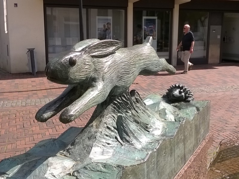 Beeld van het sprookje over de haas en de egel in Buxtehude