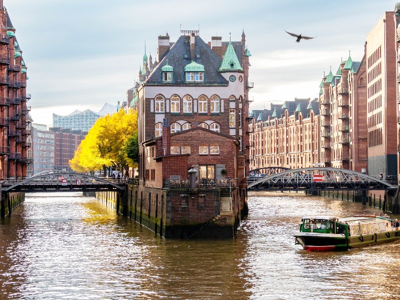 Vaar door de wijk Speicherstadt in Hamburg