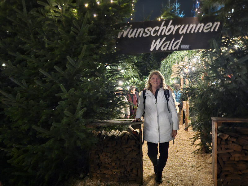 Sabine bij de ingang van het Dennenbos
