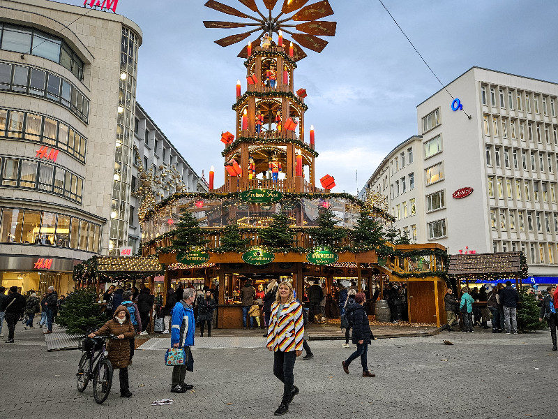 Sabine bij de Kerstpiramide in Hannover
