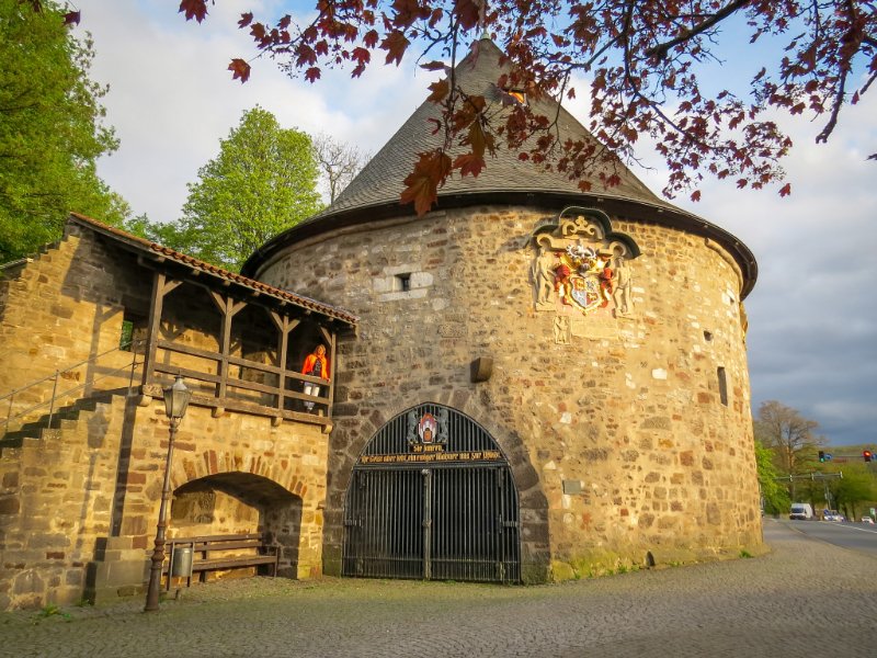 Sabine in een mooi avondzonnetje bij de Rotunde, een van de restanten van de middeleeuwse muren en torens van Hannoversch Münden