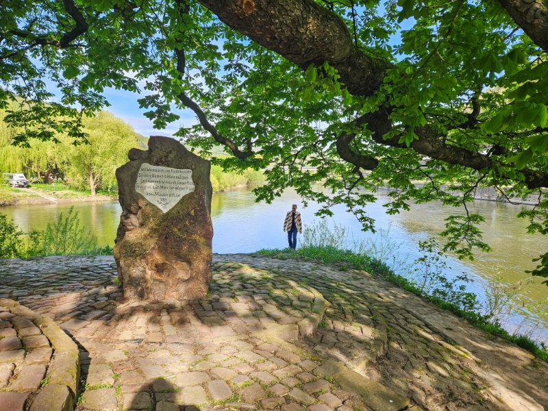 De Weserstein met mooi gedicht over hoe de rivieren elkaar hier kussen.