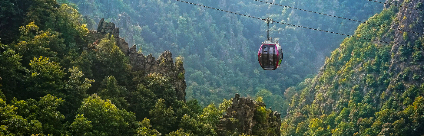 Een kabelbaan met lift tussen de bergen van de Harz in Midden Duitsland