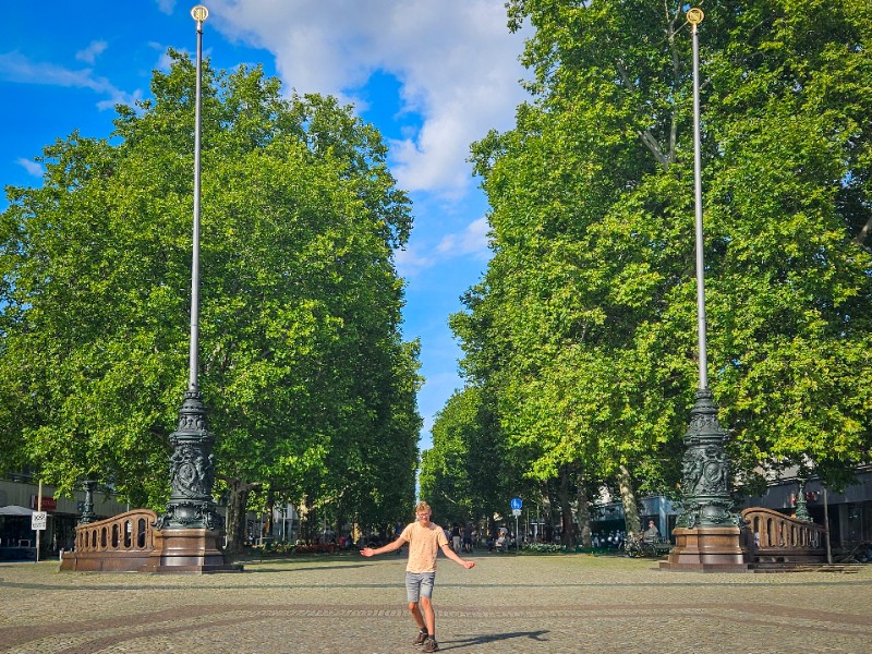 Zeb herkent het Berlijnse Unter den Linden in de Hauptstrasse van de Neustadt