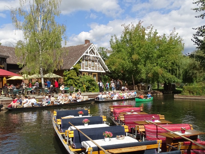 Veel bootjes in de haven van Lübbenau