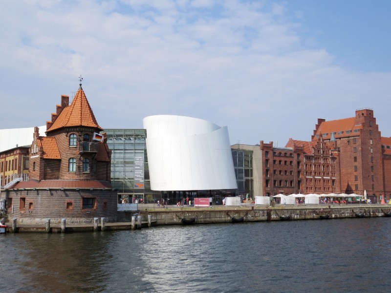 De haven van Stralsund met oude gebouwen en het moderne Ozeaneum