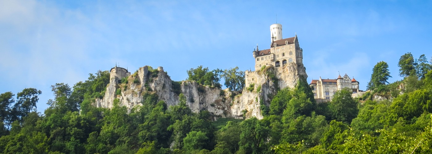 Kasteel Lichtenstein hoog op de rotsen van de Schwäbische Alb