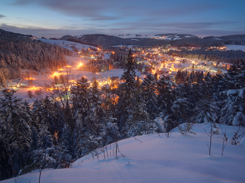 Het plaatsje Hinterzarten in de winter, in het Zwarte Woud. 