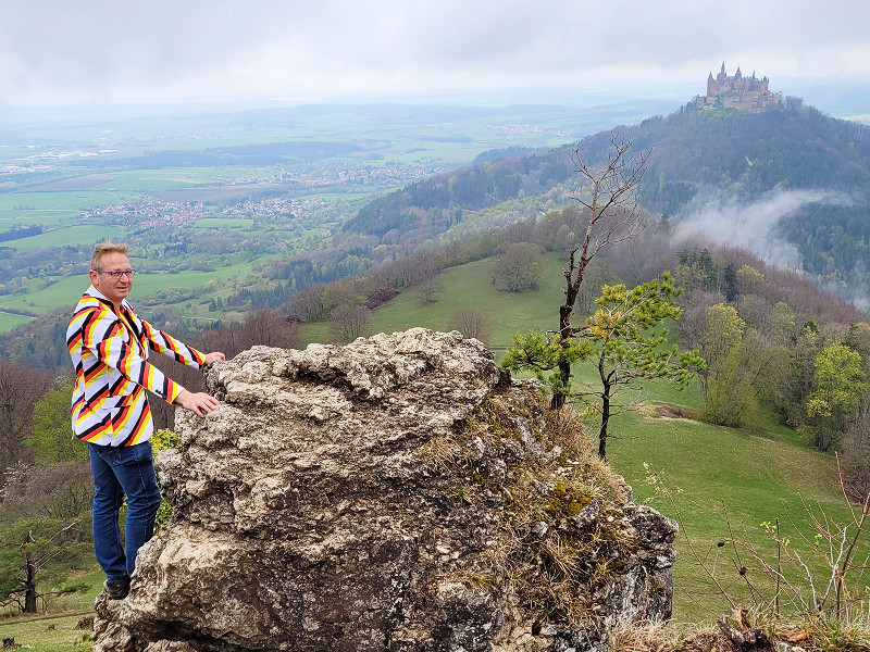 Patrick bekijkt burg Hohenzollern vanaf een mooie uitkijkplek