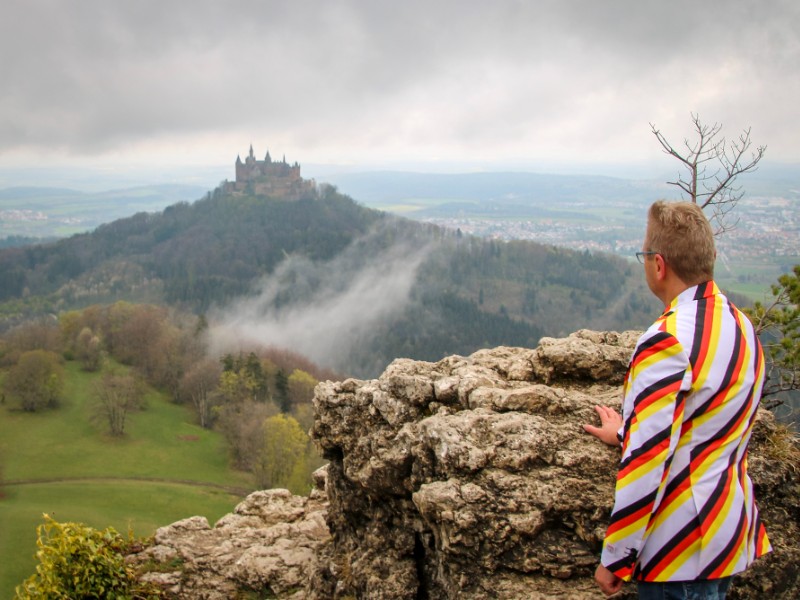 Patrick in de Schwäbische Alb, uitkijkend naar Kasteel Hohenzollern