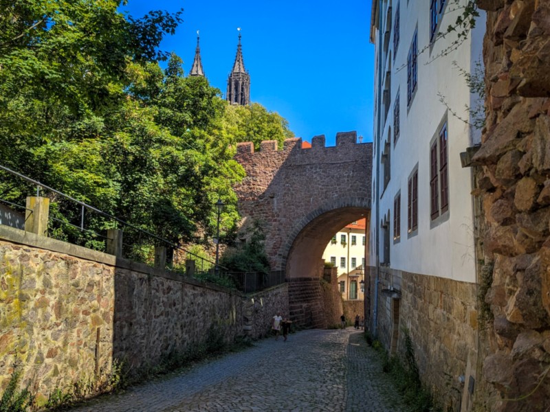 De tweede route loopt onder de Schlossbrücke door
