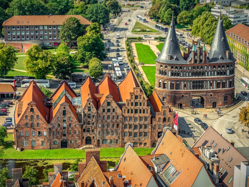 De omgeving van de Holstentor (rechts) in Lübeck