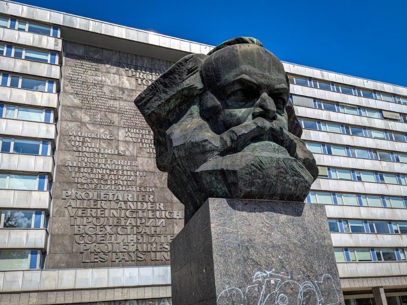 Het enorm grote hoofd van Karl Marx in Chemnitz