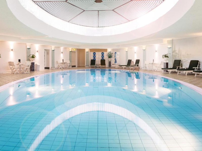 Het zwembad van Hotel Bristol in Berlijn