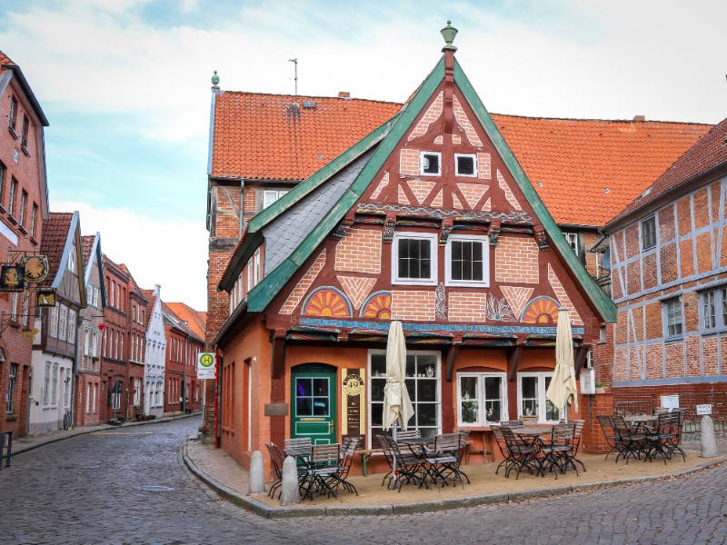 Een ijscafé op het pleintje bij de kerk in Lauenburg