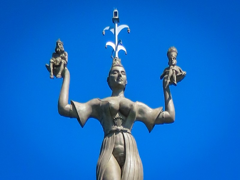 Het beeld van Imperia met paus en keizer in de haven van Konstanz