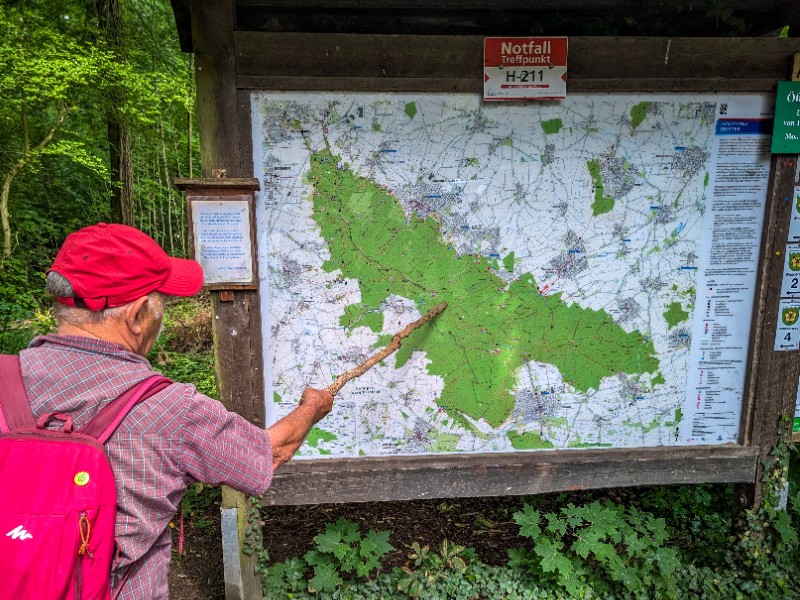 Onze gids toont op het bord welke route in de Deister we gaan wandelen