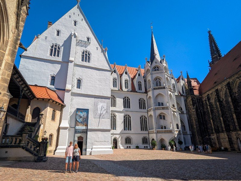 Sabine en Zeb voor de ingang van het museum in de Albrechtsburg