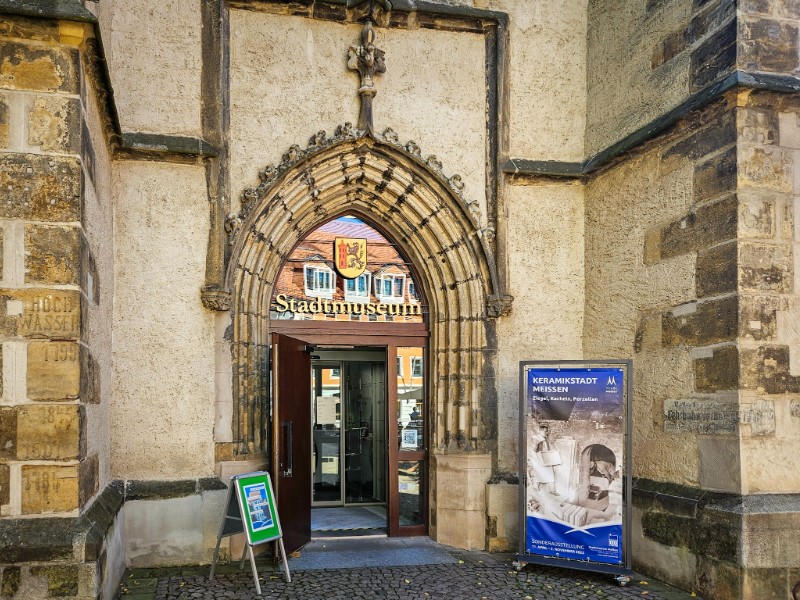 De ingang van het Stadtmuseum in het oude klooster
