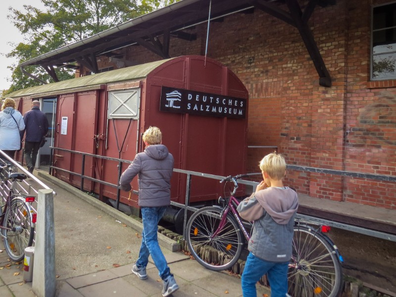De ingang van het Zoutmuseum is door een treinwagon De ingang van het Zoutmuseum is door een treinwagon